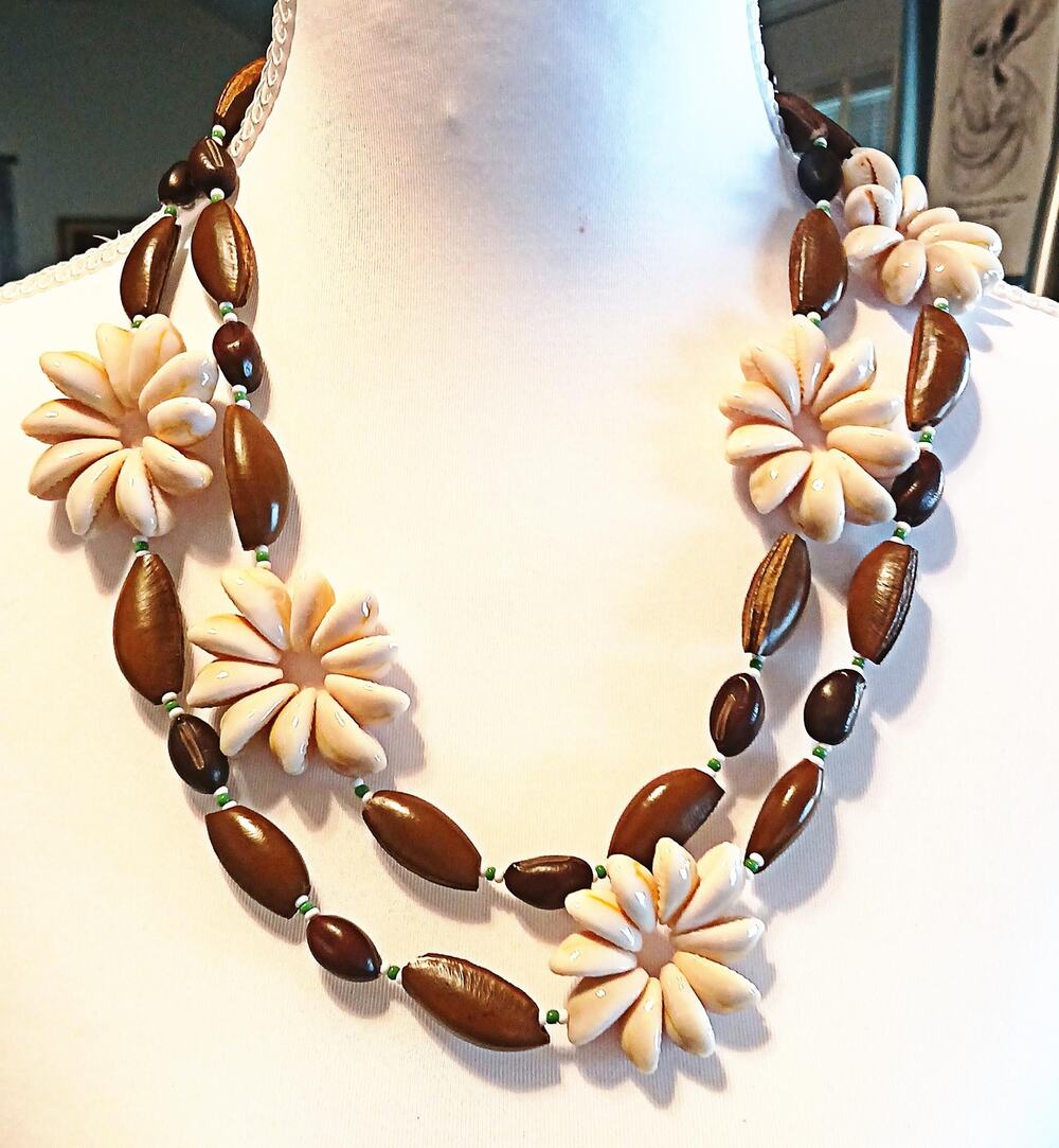 Vintage White Shell Flowers Lei Necklace